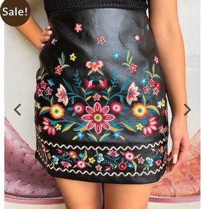 Umgee Faux Leather Skirt Floral Embroidered Black size S. C17